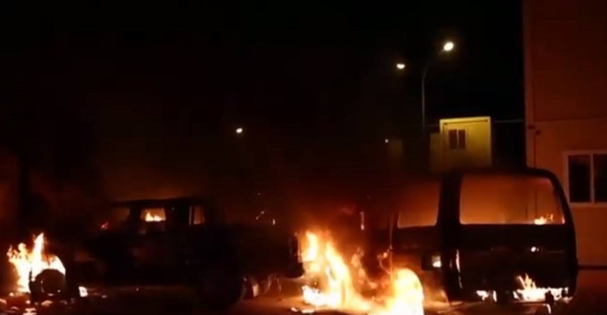 U neredima na Malti migranti zapalili nekoliko automobila. Ozlijeđen policajac